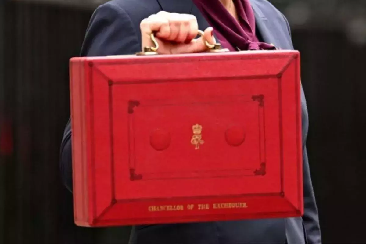 Rachel Reeves carrying a red case
